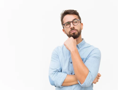 Image montrant un homme pensive et qui va servir pour un article de Blog
