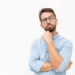 Image montrant un homme pensive et qui va servir pour un article de Blog